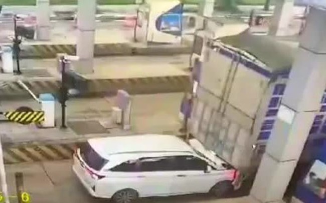 CLIP: Né phí qua trạm BOT Quảng Trị, ôtô bám theo xe tải bị va chạm nát đầu