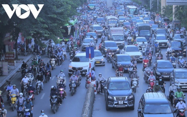 Phân làn đường riêng ở Hà Nội: Nhọc nhằn mà chẳng nên công cán gì…
