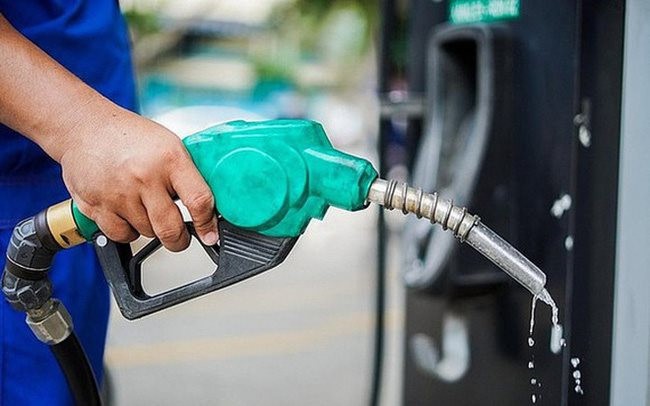 Giá xăng tăng mạnh hơn 1.100 đồng/lít