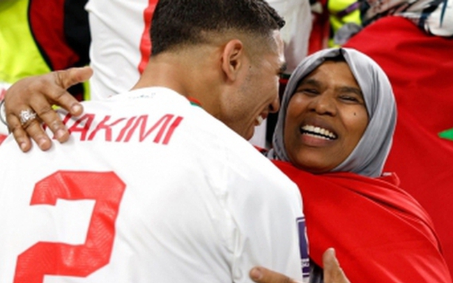 Chuyện xúc động sau bức ảnh ôm mẹ ăn mừng của sao Maroc ở trận thắng Bỉ