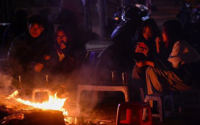 Người dân Hà Nội đốt lửa sưởi ấm trong đêm gió mùa
