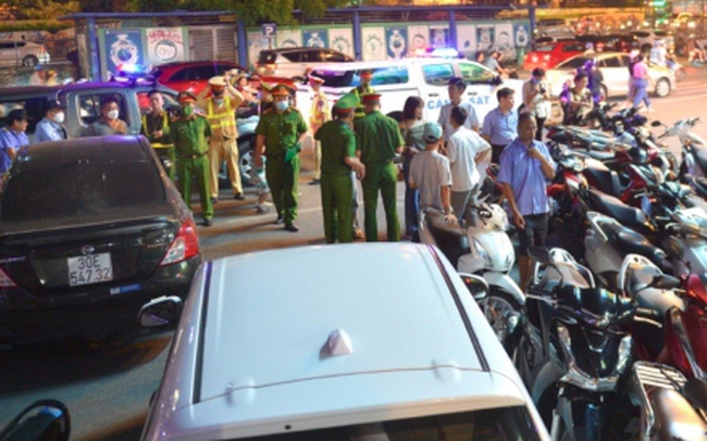 Ai đứng sau ngành dịch vụ trông xe trên vỉa hè, dưới lòng đường ở Hà Nội?