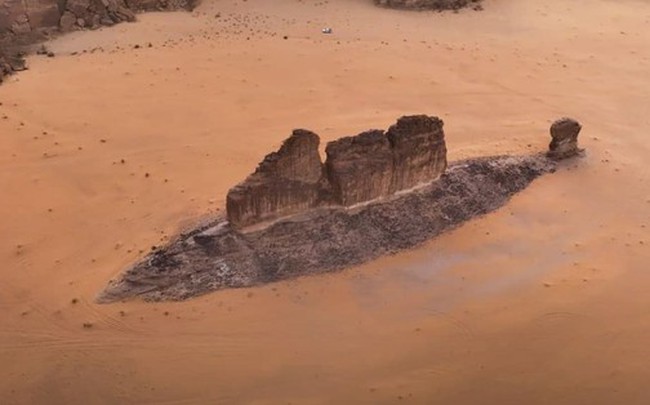 Khối đá khổng lồ hình tàu ngầm bất ngờ trồi lên giữa sa mạc