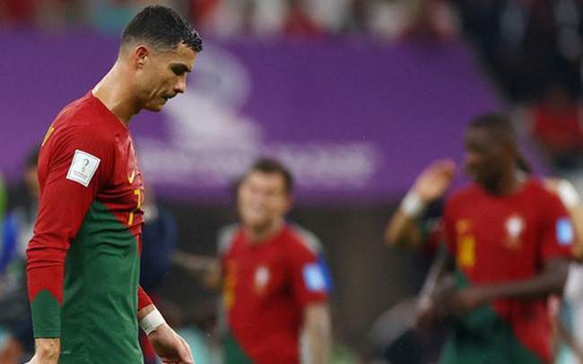 Ronaldo lủi thủi bỏ về phòng thay đồ khi đồng đội ăn mừng chiến thắng