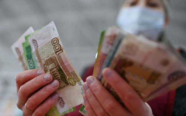 Phương Tây đồng loạt nhắm vào "đầu não kinh tế", khiến Nga có tiền mà không thể tiêu