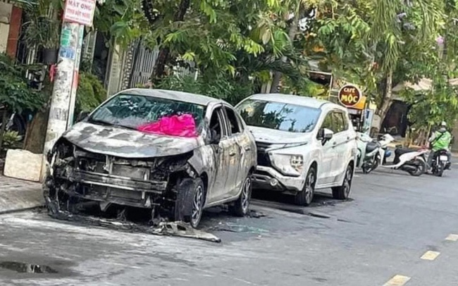 3 ô tô bất ngờ bốc cháy lúc rạng sáng ở TP.HCM, nghi bị đốt