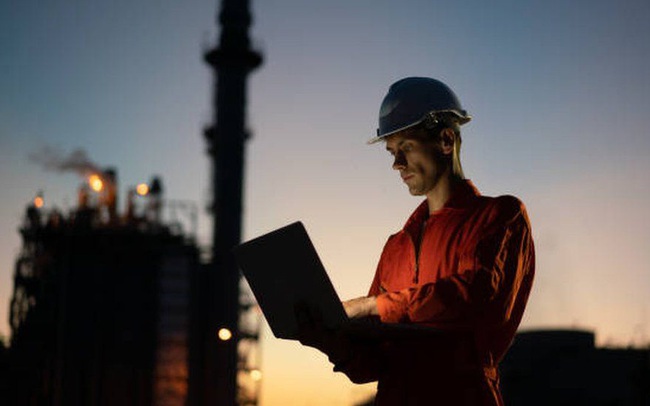 Giá dầu 'thủng' mốc 100 USD/thùng