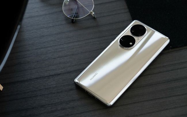 Ốp lưng 'hô biến' điện thoại 4G thành 5G của Huawei