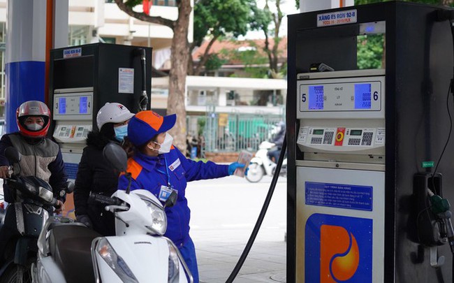 Ngoài thuế môi trường, đề xuất xem xét giảm thuế nhập khẩu với xăng