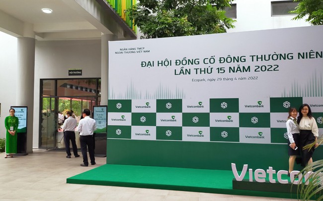 [Live] ĐHCĐ Vietcombank 2022: Chia cổ tức 18,1% bằng cổ phiếu, lợi nhuận dự kiến vượt 30.000 tỷ, nhận chuyển giao bắt buộc 1 ngân hàng