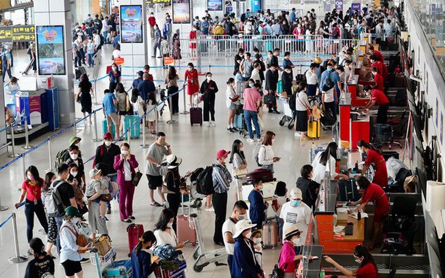 Sân bay Nội Bài, ga Hà Nội tấp nập khách ngày đầu nghỉ Giỗ Tổ