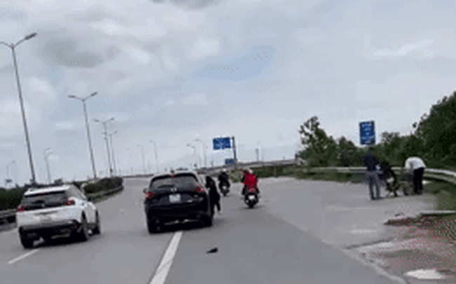 CSGT Hà Nội xác minh clip người phụ nữ ngã văng xuống đường khi cố bám vào cửa ô tô