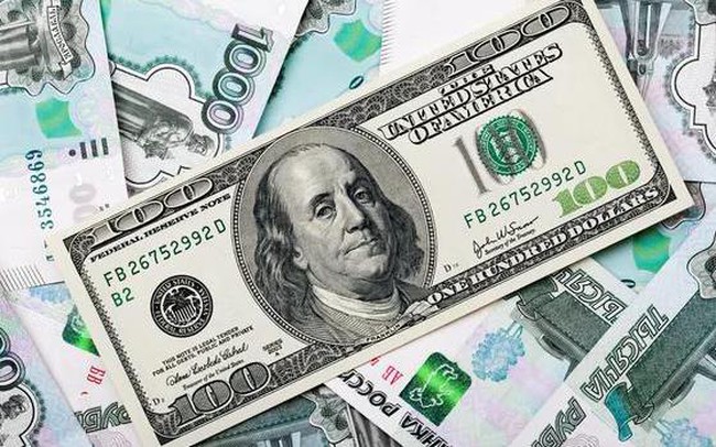 Rúp Nga vọt lên cao nhất 7 năm, vàng và Bitcoin mất đà tăng, USD biến động như "tàu lượn"