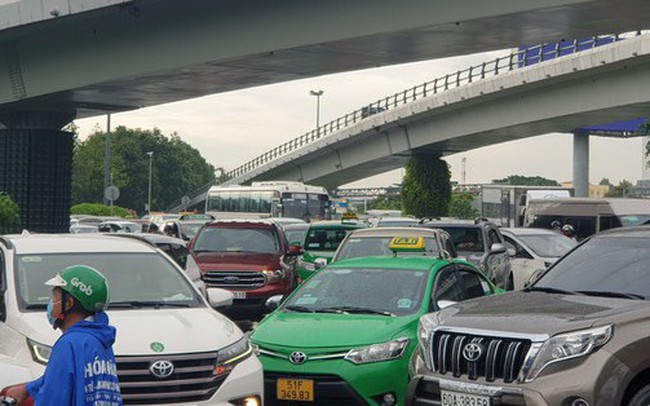 Hàng nghìn phương tiện “chôn chân” tại cổng sân bay Tân Sơn Nhất vì… phần mềm thu phí bị trục trặc