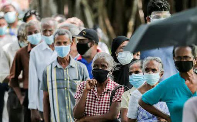 Sri Lanka: Bác sĩ soi đèn pin để mổ vì thiếu điện, hàng nghìn người có thể sẽ chết vì khan hiếm thuốc