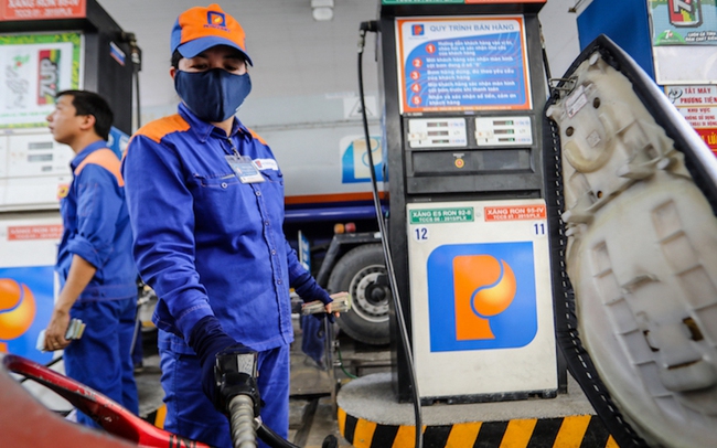Giá xăng tăng ''nóng'', lãi ròng của Petrolimex giảm hơn 60% trong khi đối thủ tăng gấp rưỡi