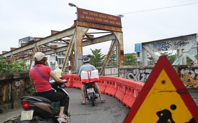 Hà Nội: Cầu Long Biên được lắp "mắt thần", dựng rào chắn lối lên khiến xe ba gác chịu thua