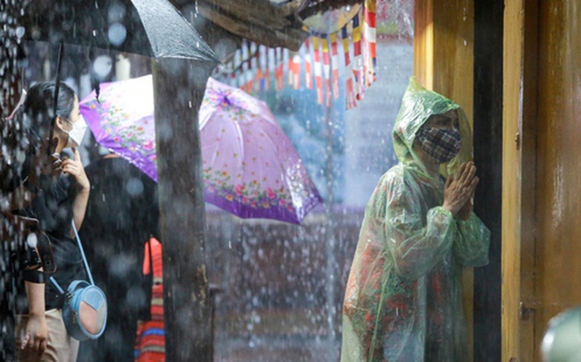 Ảnh: Người Hà Nội đội mưa dự lễ Vu lan ở chùa Phúc Khánh