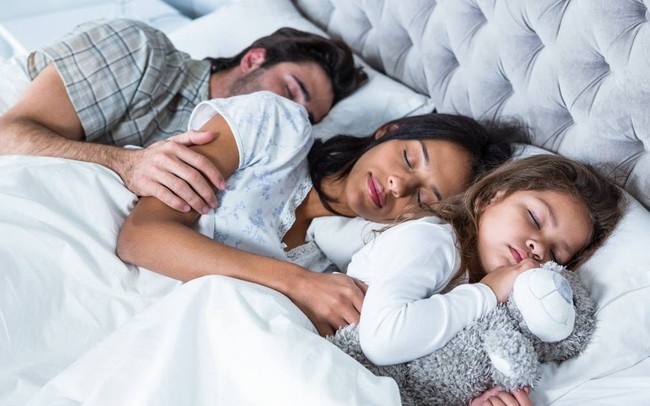 Cha mẹ nên tập cho con ngủ riêng trước độ tuổi này: Chần chừ càng lâu, rủi ro càng lớn