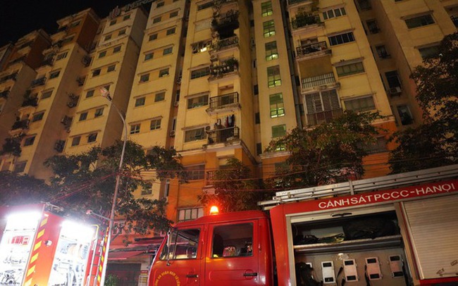 Hà Nội: Chung cư bốc cháy lúc nửa đêm, cảnh sát điều 8 xe chữa cháy dập lửa