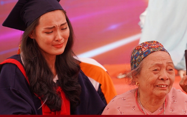 Xúc động hình ảnh bà nội 83 tuổi vượt gần 2.000km dự lễ tốt nghiệp của cháu gái