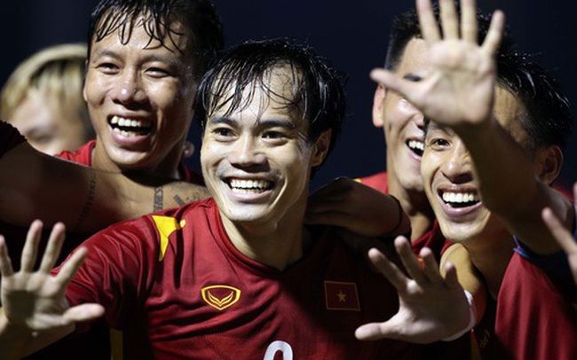 Vì sao Văn Toàn cùng các đồng đội giơ 5 ngón tay ăn mừng bàn thắng?