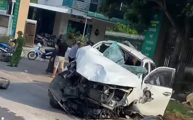 CLIP: Ôtô phóng như tên bắn tông 2 vợ chồng tử vong, 5 người khác bị thương CLIP: Ôtô phóng như tên bắn tông 2 vợ chồng tử vong, 5 người khác bị thương