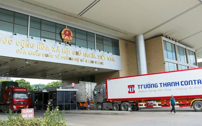 10 xe nông sản xuất sang Trung Quốc qua cửa khẩu Lào Cai ngày mùng Một Tết