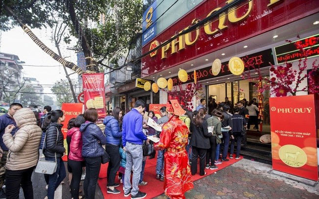 Những con "phố vàng" nổi tiếng tại Hà Nội mỗi dịp ngày vía Thần Tài đến Những con "phố vàng" nổi tiếng tại Hà Nội mỗi dịp ngày vía Thần Tài đến