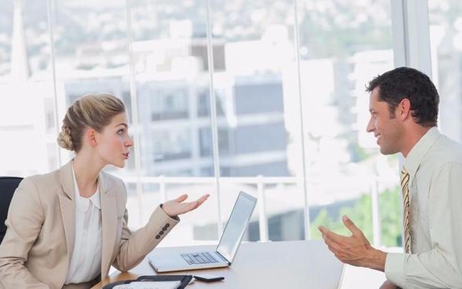 Sếp hỏi đang làm gì, đa số ngại trả lời, người EQ cao ứng xử khéo để vừa lợi mình vừa không mất lòng sếp