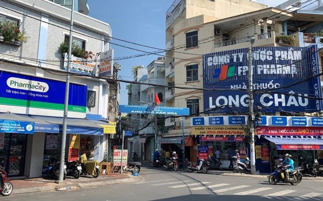 Bán lẻ đi xuống, bán thuốc thăng hoa: Chuỗi nhà thuốc Long Châu sắp vươn đến mốc 10.000 tỷ doanh thu, số cửa hàng đã áp sát “anh cả” Pharmacity Bán lẻ đi xuống, bán thuốc thăng hoa: Chuỗi nhà thuốc Long Châu sắp vươn đến mốc 10.000 tỷ doanh thu, số cửa hàng đã áp sát “anh cả” Pharmacity