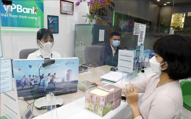 Lãi suất ngân hàng dù hạ nhiệt vẫn hút người gửi tiền