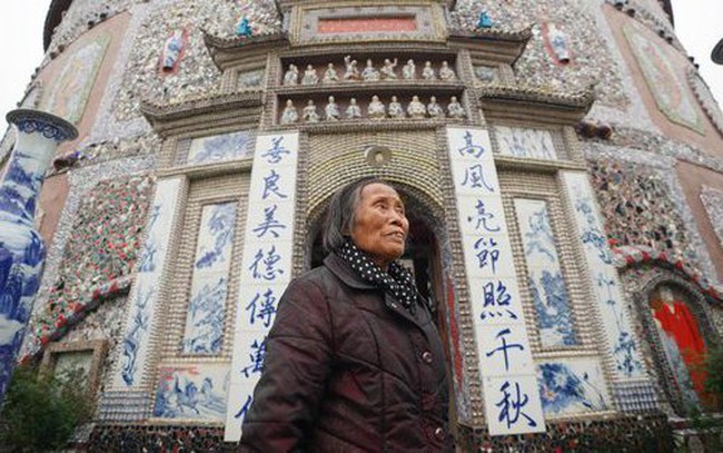 Cụ bà 90 tuổi bán hết tài sản để xây một cung điện bằng sứ, chấp nhận sống trong 'túp lều nhỏ' vì ước nguyện to lớn