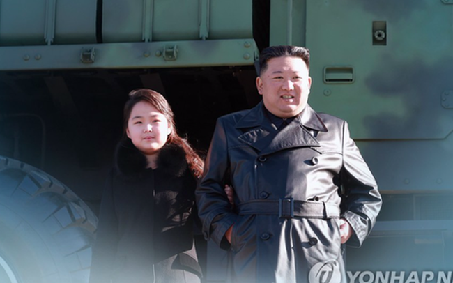 Ông Kim Jong Un dẫn con gái thăm doanh trại quân đội Ông Kim Jong Un dẫn con gái thăm doanh trại quân đội