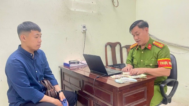 Phát hiện hàng loạt tờ tiền từ 50K-500K nằm chơ vơ ở khay tiền của cây ATM MB Bank: Công an dùng nhiều biện pháp nghiệp vụ vào cuộc- Ảnh 1.