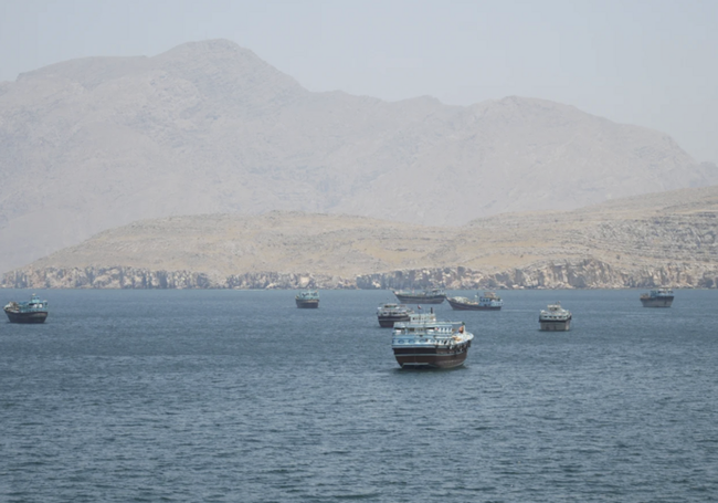 Tàu chở dầu đầu tiên của Qatar vượt eo biển Hormuz kể từ khi xung đột bắt đầu- Ảnh 1.