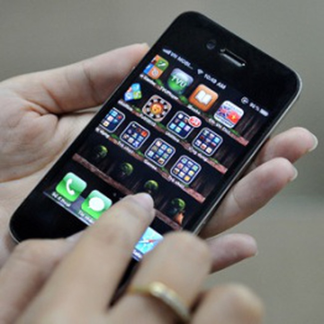 iPhone 4 xách tay tiếp tục giảm giá dù khan hàng