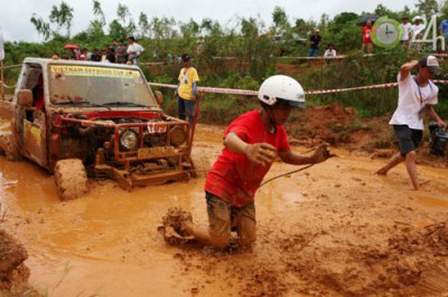 "Khốc liệt" giải đua xe ô tô địa hình Việt Nam 2012