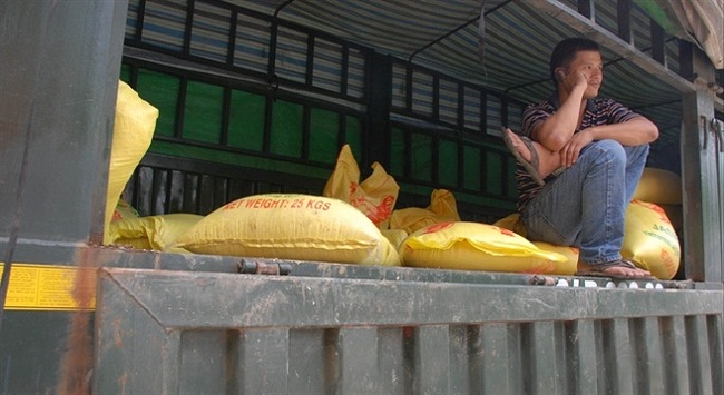 Gần 1.000 tỷ nằm “chết dí” ở cửa khẩu Lào Cai