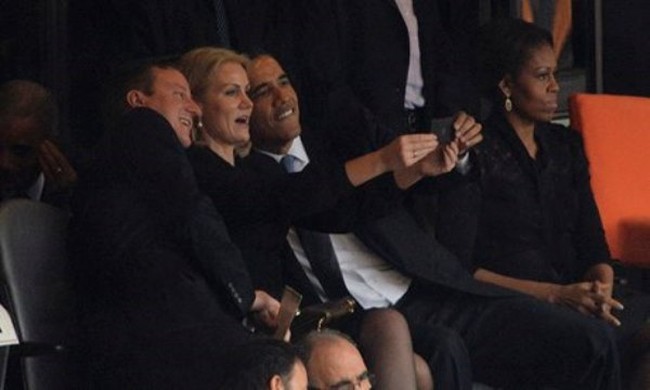 David Cameron và Barack Obama chụp ảnh tự sướng tại lễ tang Mandela 