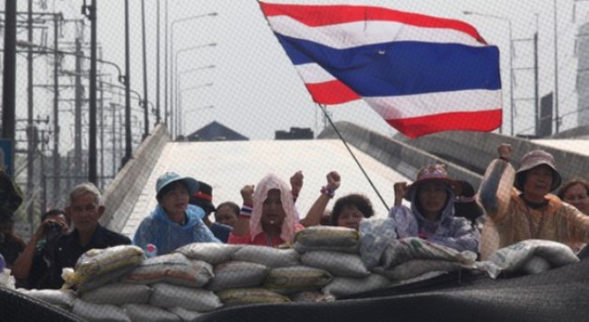 Ông Suthep thách bà Yingluck quay lại văn phòng