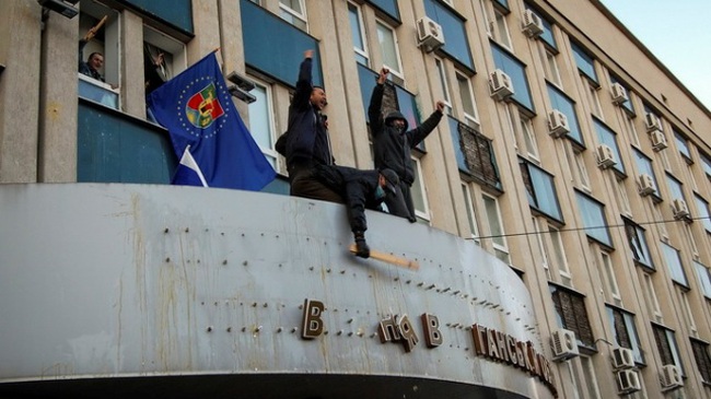 Người biểu tình thân Nga chiếm vũ khí ở Đông Ukraine