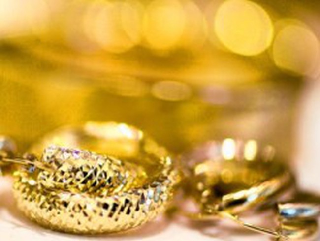  Dân Ý bán vàng trang sức để trang trải cuộc sống