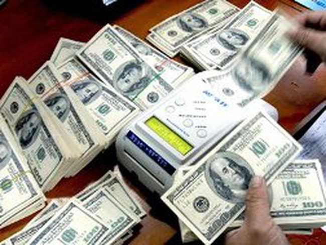 Vietcombank bất ngờ tăng 40 đồng giá bán USD