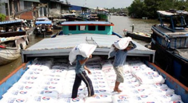 Gạo ồ ạt chảy sang biên giới