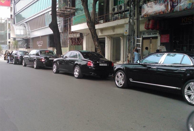 3 chiếc Rolls-Royce Phantom rồng xếp hàng trên phố Sài Gòn 