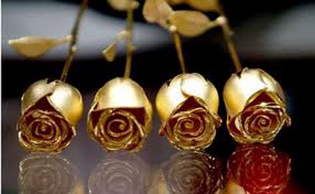 Quà Valentine: 1,5 triệu đồng một bông hồng mạ vàng