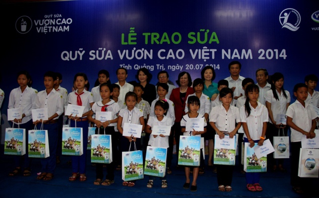 Qũy sữa “Vươn cao Việt Nam” đến với trẻ em Quảng Trị