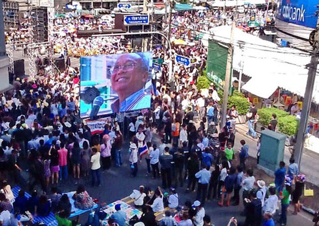 Phe biểu tình Thái Lan dọa bắt thủ tướng