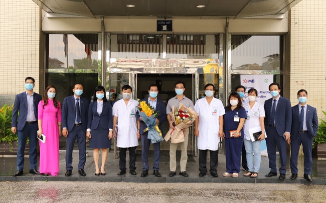 Trao tặng 2 xe cứu thương do MB tài trợ cho Bệnh viện Bạch Mai Trao tặng 2 xe cứu thương do MB tài trợ cho Bệnh viện Bạch Mai